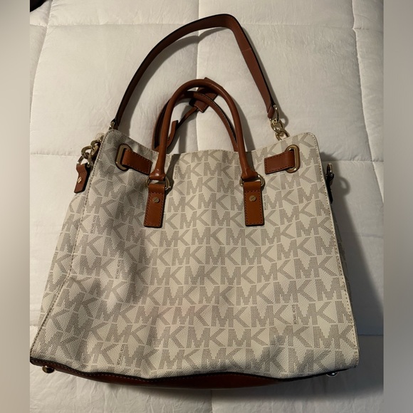 WHITE MICHAEL KORS LOGO BAG WITH GOLD HARDWARE. - Picture 2 of 8